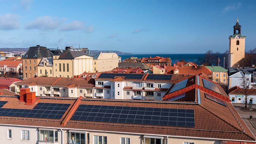 Vy över takåsar i Jönköping, tak med solceller