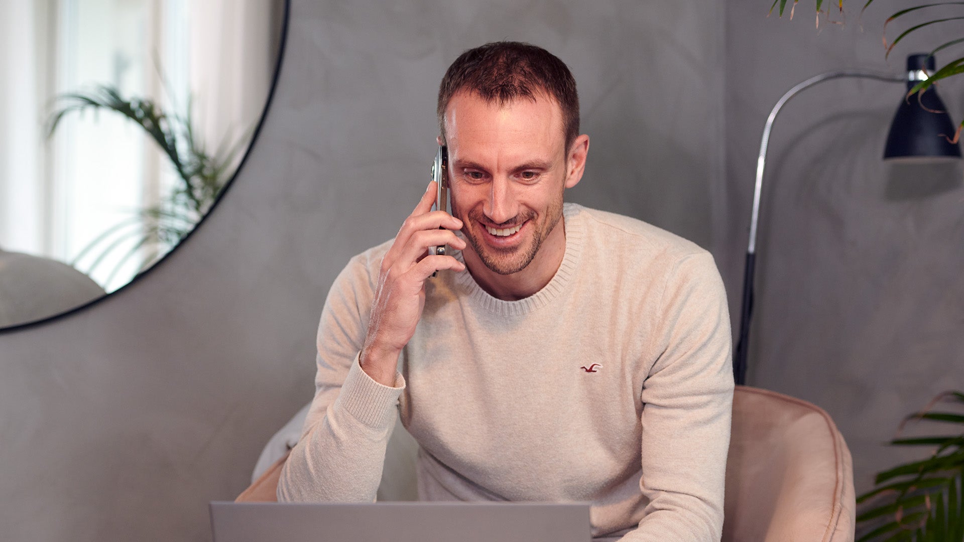 man-pratar-i-telefon.jpg