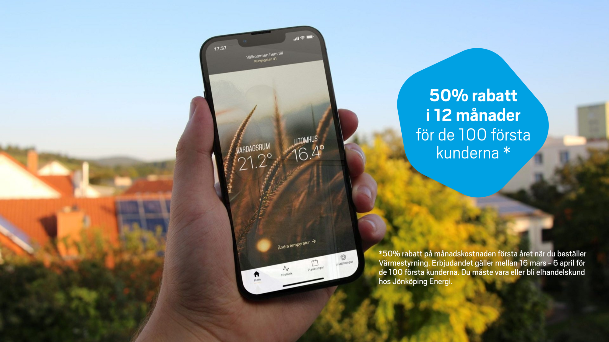 En hand håller en mobil med Ngenics app om värmestyrning. En blå form syns i högra hörnet med en text "50% rabatt i 12 månader för de 100 första kunderna *".