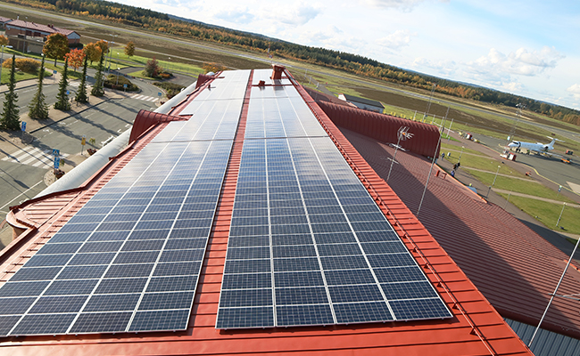  Jönköping Energi har installerat 789 st solcellspaneler på ankomsthallens tak