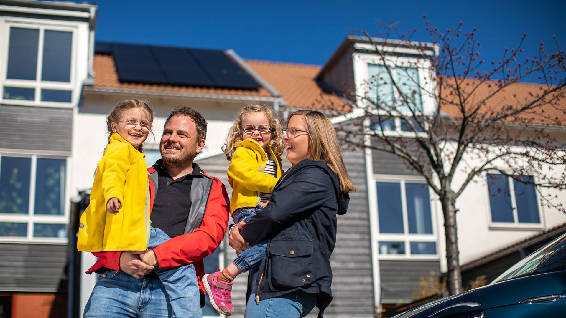 familj-framfor-hus-solceller.jpg