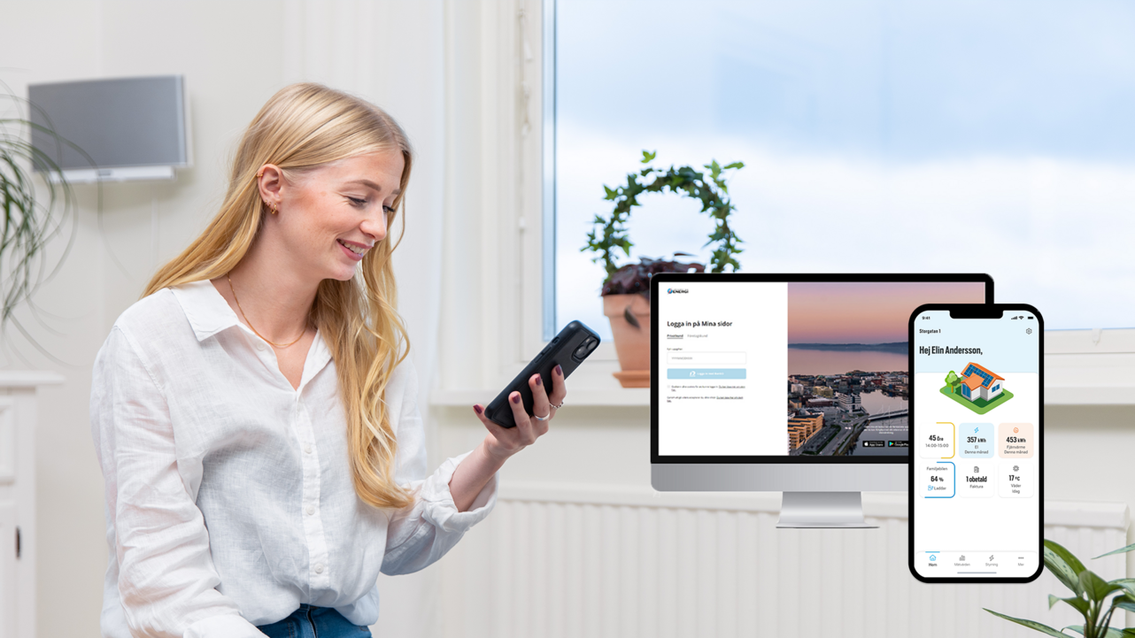 En leende kvinna sitter inomhus och använder sin smartphone för att interagera med Jönköping Energis app. Man ser en dator och en skärm som visar samma app. Ikoner för App Store och Google Play visas längst ner för nedladdning.