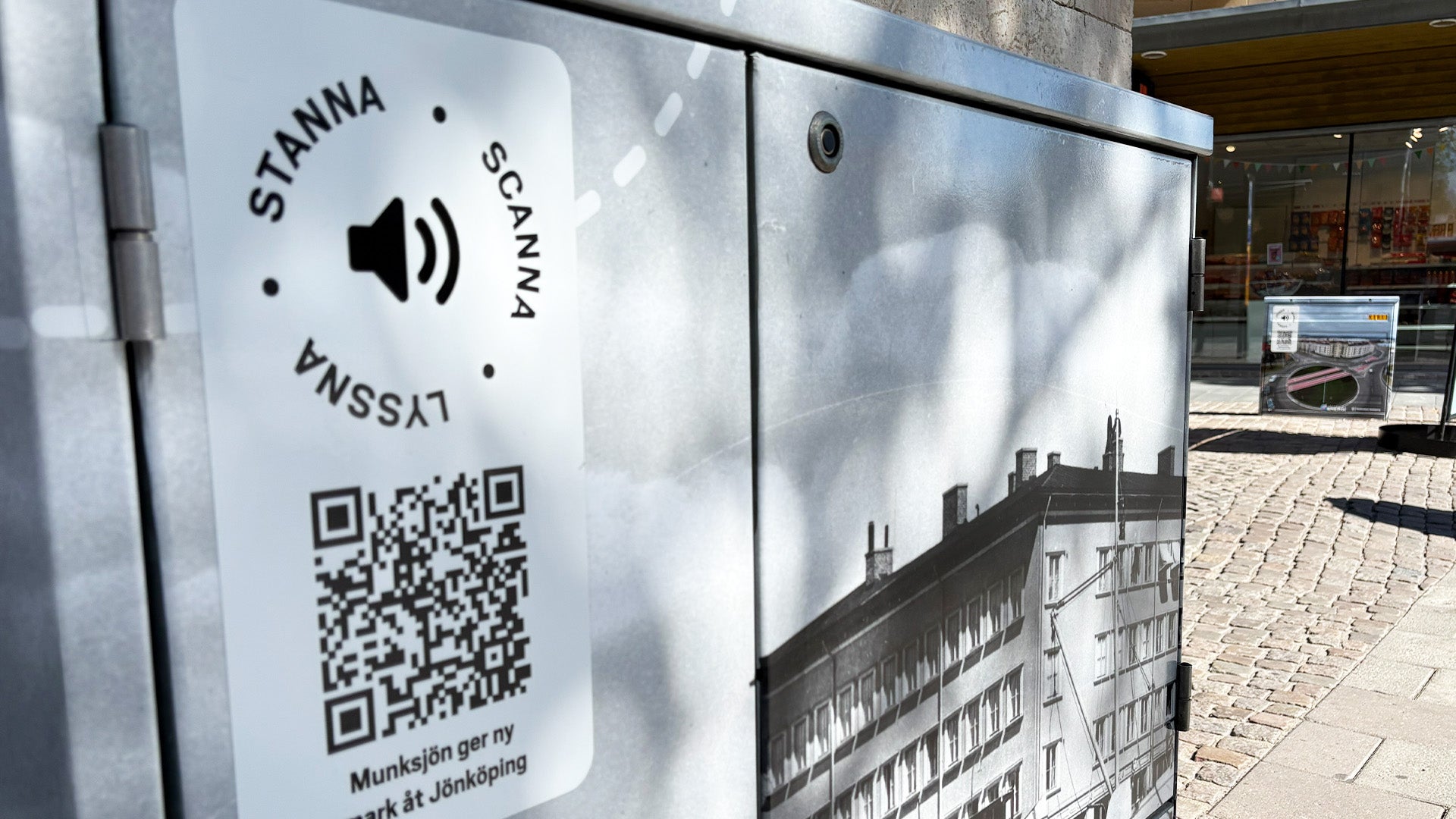Närbild på en qr-kod på ett elskåp i stadsmiljö.