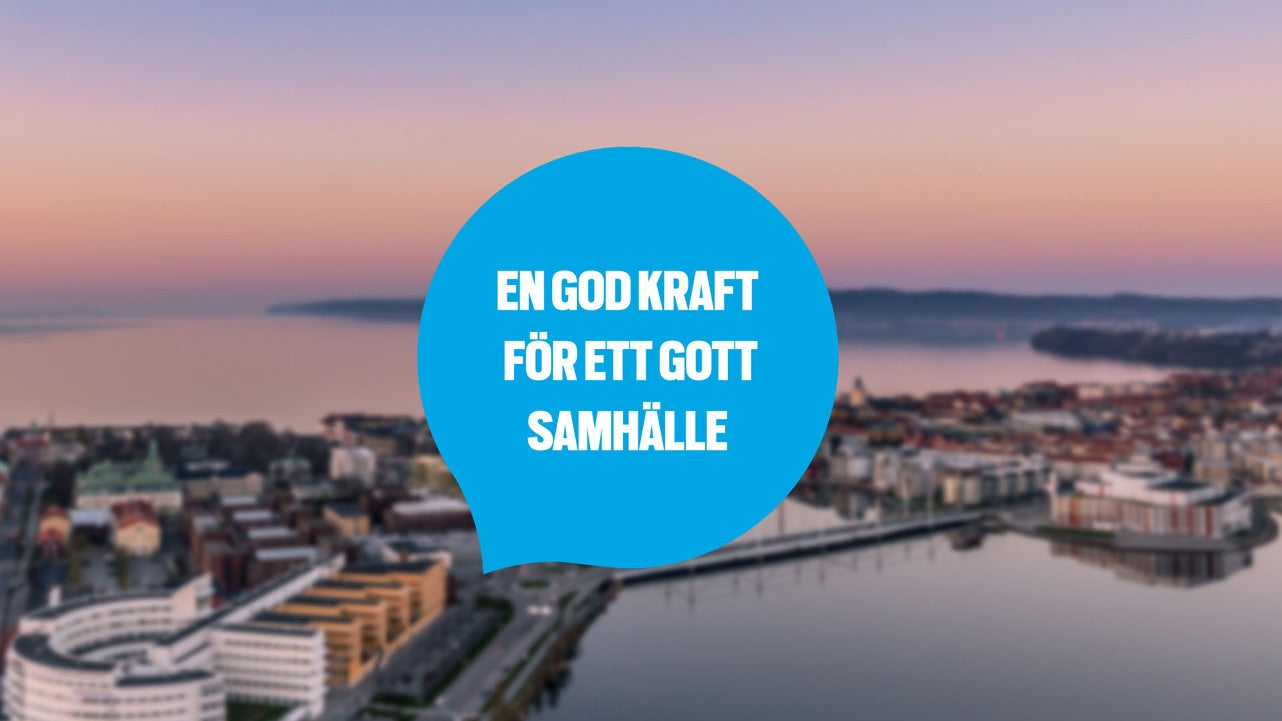 Utsikt över centrala Jönköping vid Vätterns strand under solnedgång, med texten "En god kraft för ett gott samhälle" i en blå pratbubbla placerad i mitten.