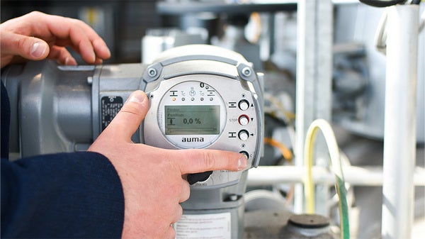 en hand reglerar energistatus på en mätare.