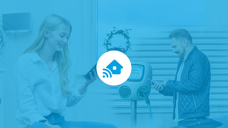 Blåtonad bild med en kvinna som styr hemfunktioner via mobil och en man vid en elbilsladdare, med symbol för uppkopplat smart hem i mitten