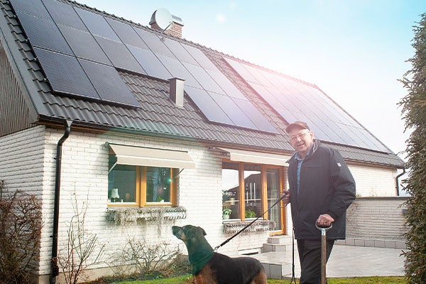 Amigo och Lars Engvers konstaterar att solcellerna levererar även när solen är beslöjad.