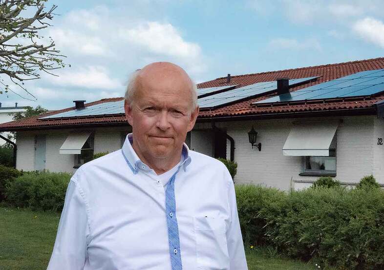 Leif framför sin och sambons villa på Bymarken, Jönköping.