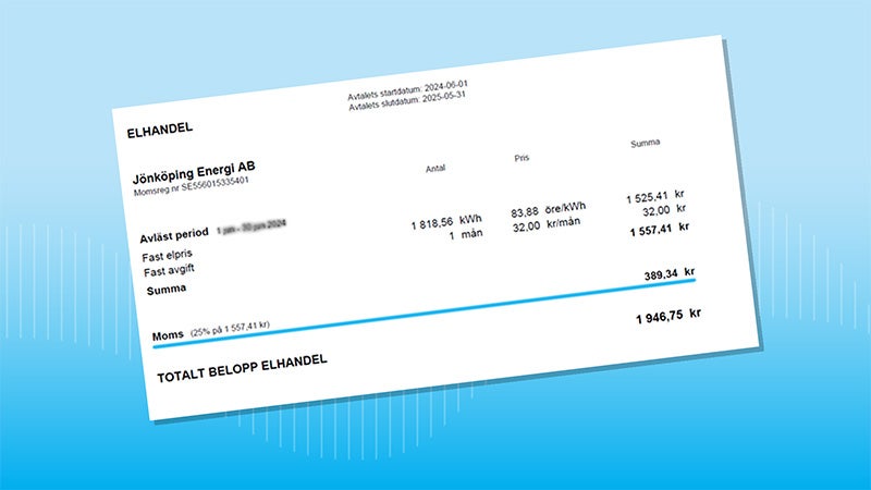 Faktura med uppgifter om förbrukning, pris per kilowattimme och totalbelopp för elhandel från Jönköping Energi, visad mot blå bakgrund med vågmönster.