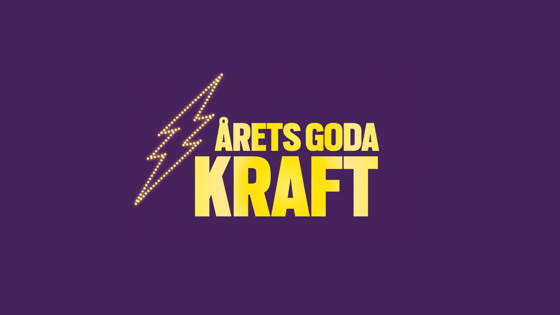 Texten "Årets Goda Kraft" i gula versaler, ackompanjerad av en stiliserad blixt, mot en lila bakgrund. Blixten är dekorerad med små prickar som ger ett upplyst intryck.