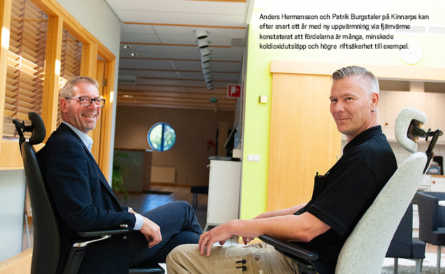 Anders Hermansson och Patrik Burgstaler på Kinnarps sitter i var sin kontorsstol. De tittar på varandra och kan konstatera att de är nöjda med sin nya uppvärmningsform – fjärrvärme. 