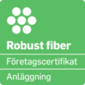 Grön logotyp med vit text som visar "Robust fiber Företagscertifikat Anläggning" tillsammans med en symbol av sju vita cirklar.