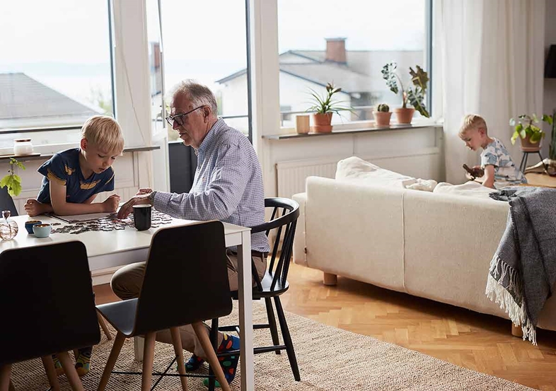 Värme och ljus när familjen har trevligt i sitt vardagsrum. Ett scenario där flexibilitet är i fokus när framtidens energitjänster växer fram.