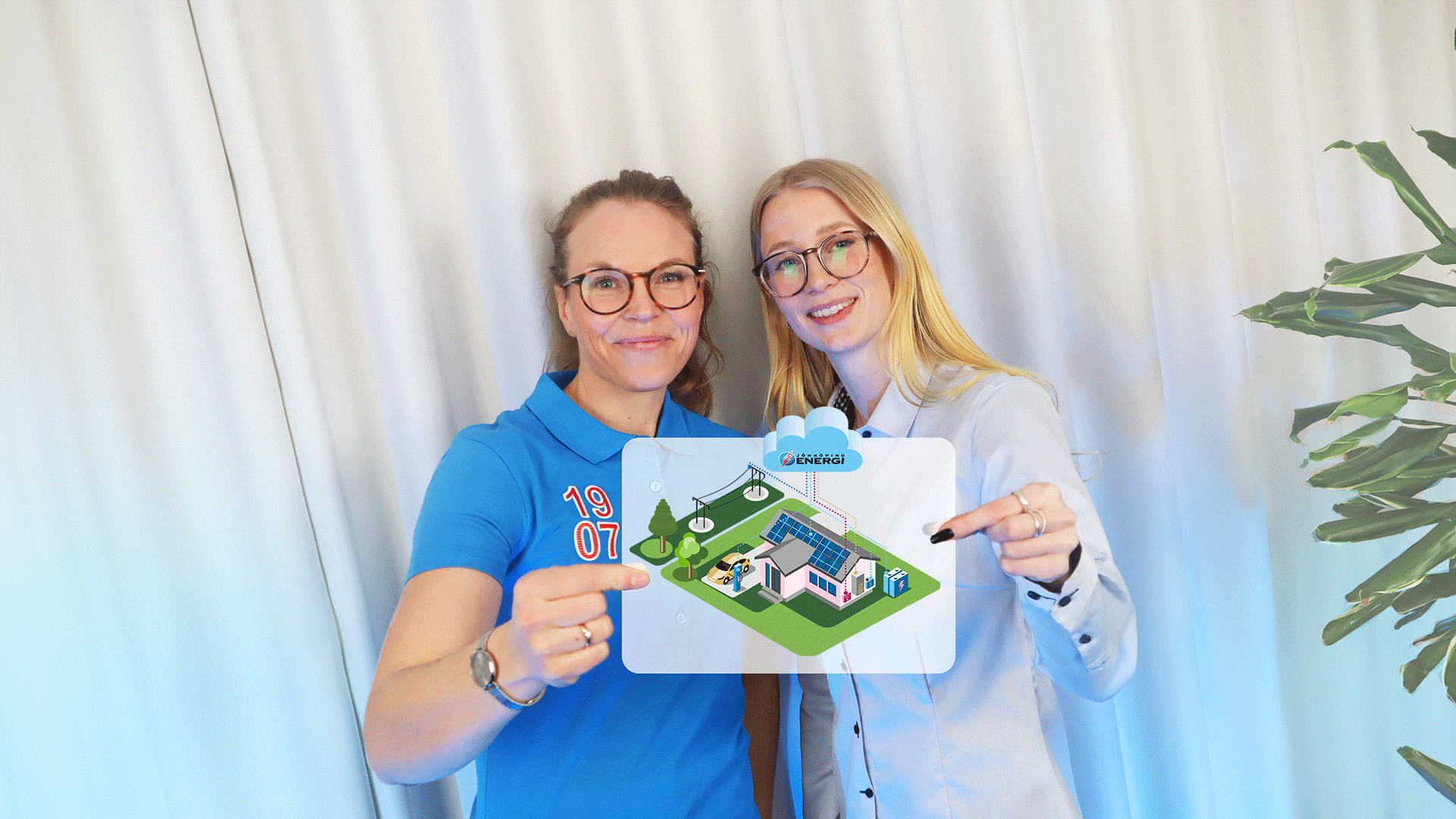 Två kvinnor håller ett blad med illustration över ett smart hem.