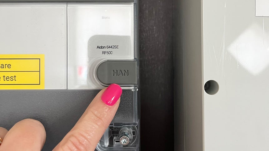 Ett finger med rosa nagel pekar på HAN-porten.