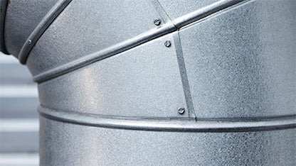 Närbild på ett fjärrvärmerör